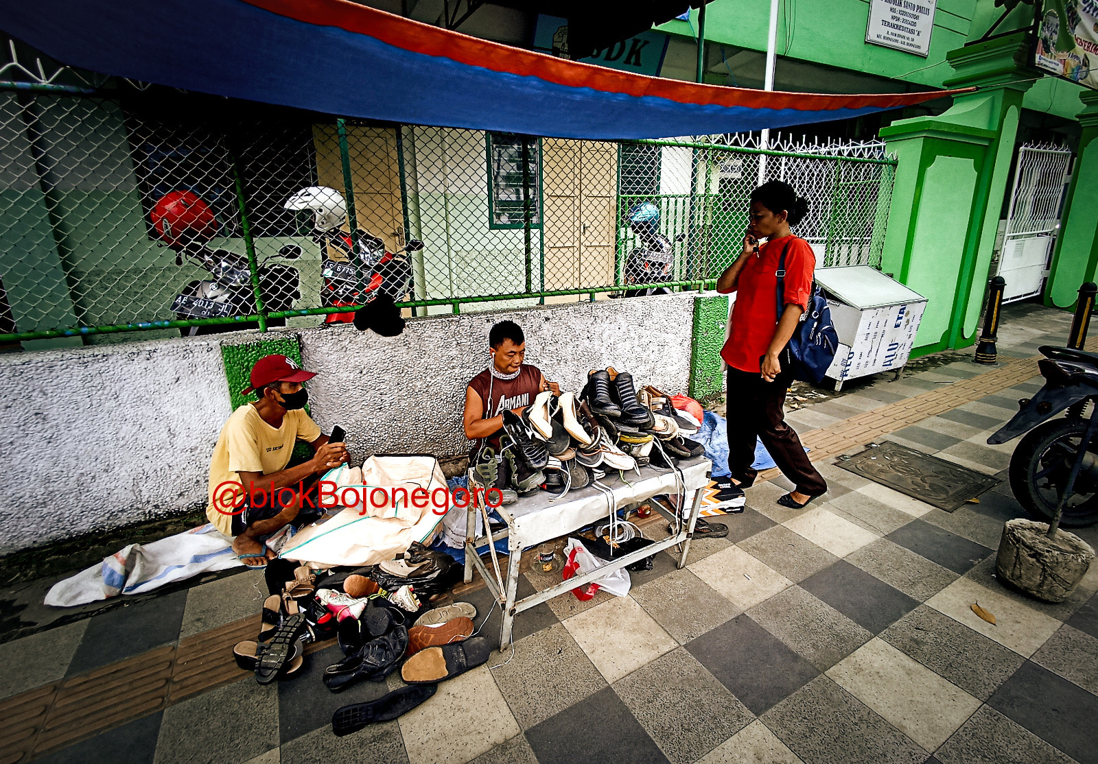 Jelang Ajaran Baru, Jahit Sepatu di Bojonegoro Banjir Pesanan
